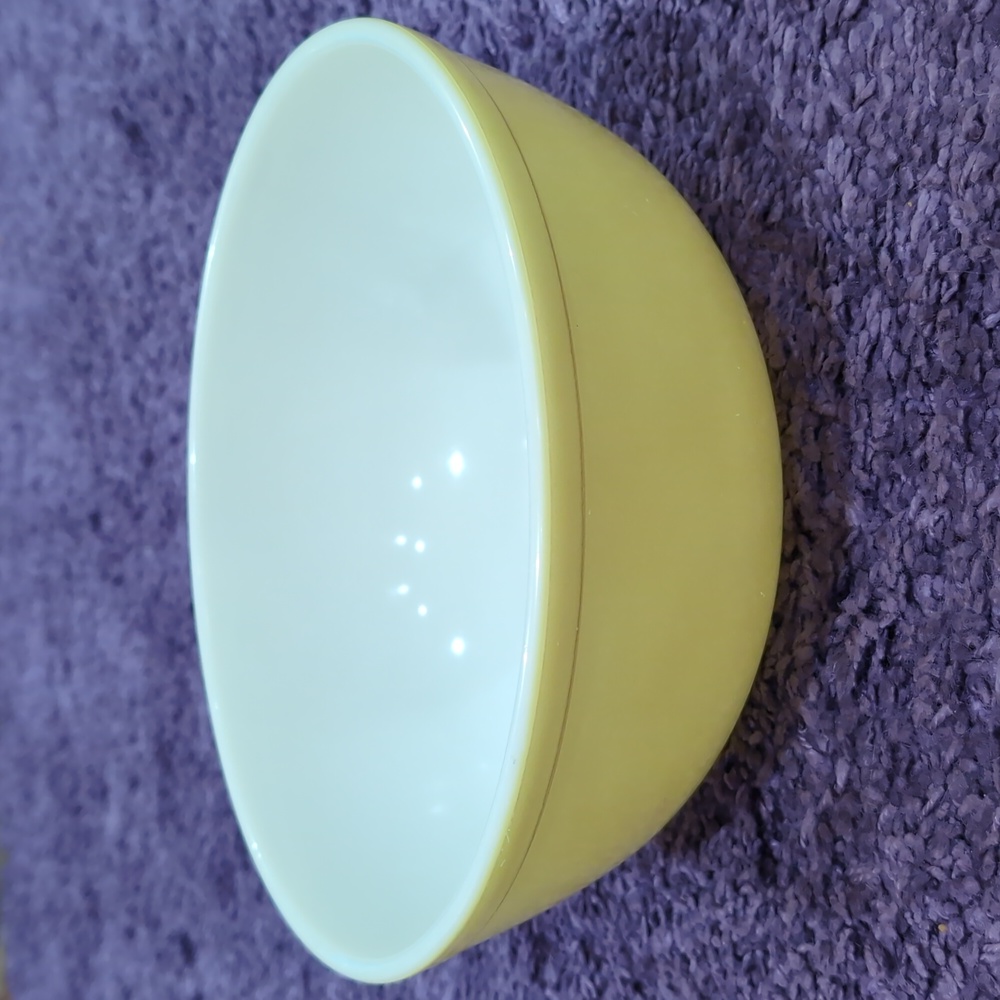 Vintage 1950s Pyrex Yellow 404 Bowl